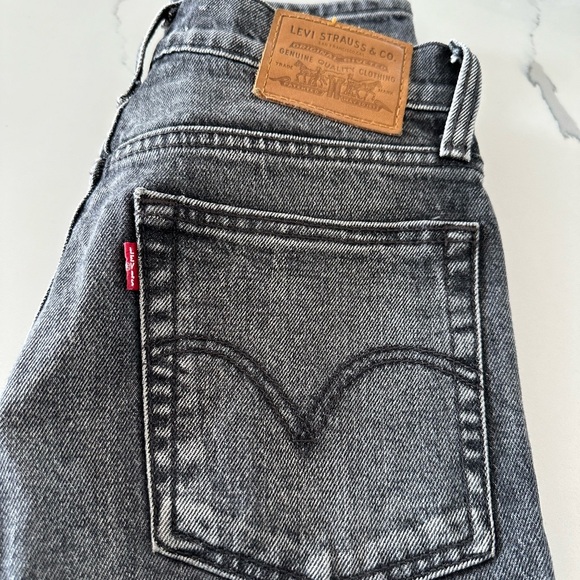 Bundle- 2 pairs of Levi jeans and TNA Top - Picture 7 of 9